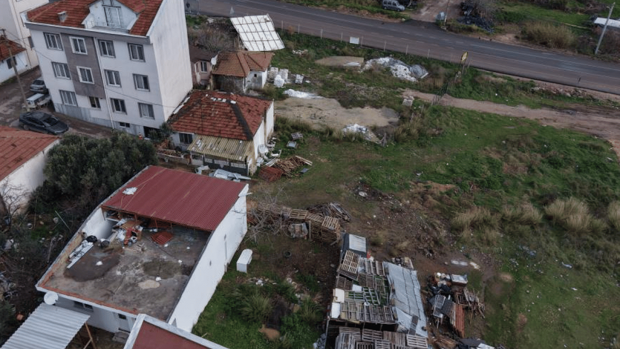 Koca çatı kağıt gibi savruldu: Fırtınada facianın eşiğinden dönüldü