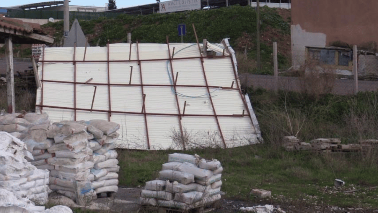 Foto - Koca çatı kağıt gibi savruldu: Fırtınada facianın eşiğinden dönüldü