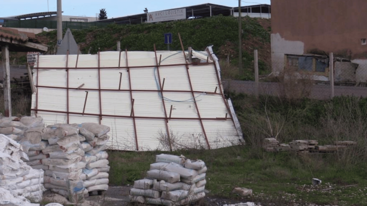 Foto - Koca çatı kağıt gibi savruldu: Fırtınada facianın eşiğinden dönüldü