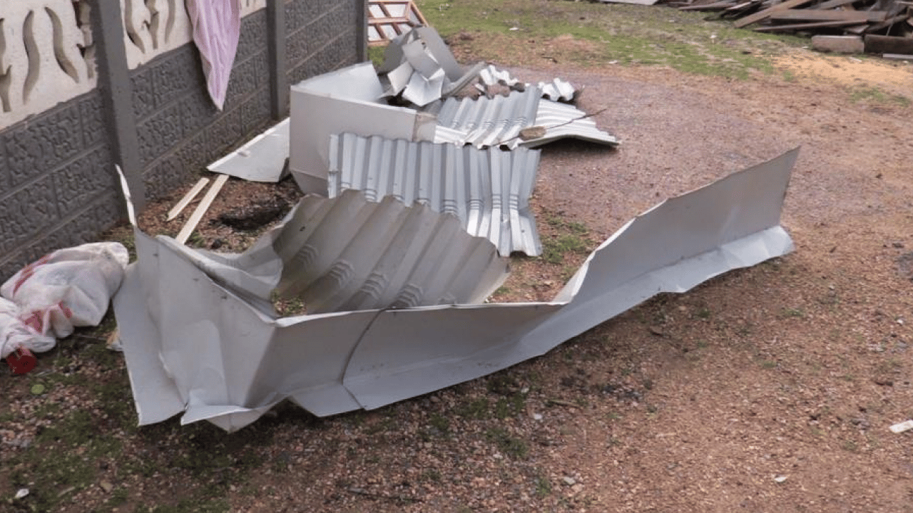 Foto - Koca çatı kağıt gibi savruldu: Fırtınada facianın eşiğinden dönüldü