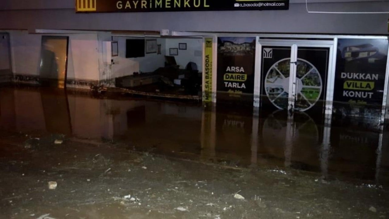 Koca ilçe sular altında kaldı Gece yarısı sel baskını ile uyandılar