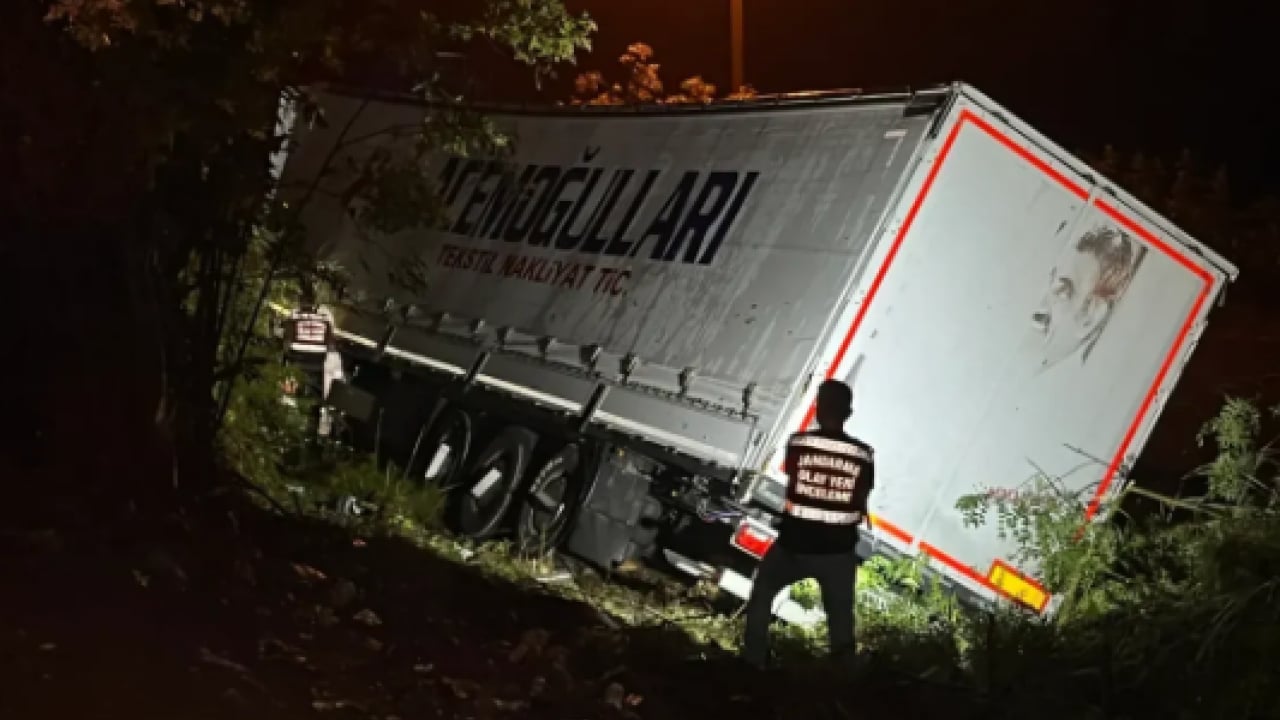 Foto - Kocaeli'de arıza yapan aracı tır biçti: Bir çocuk hayatını kaybetti!