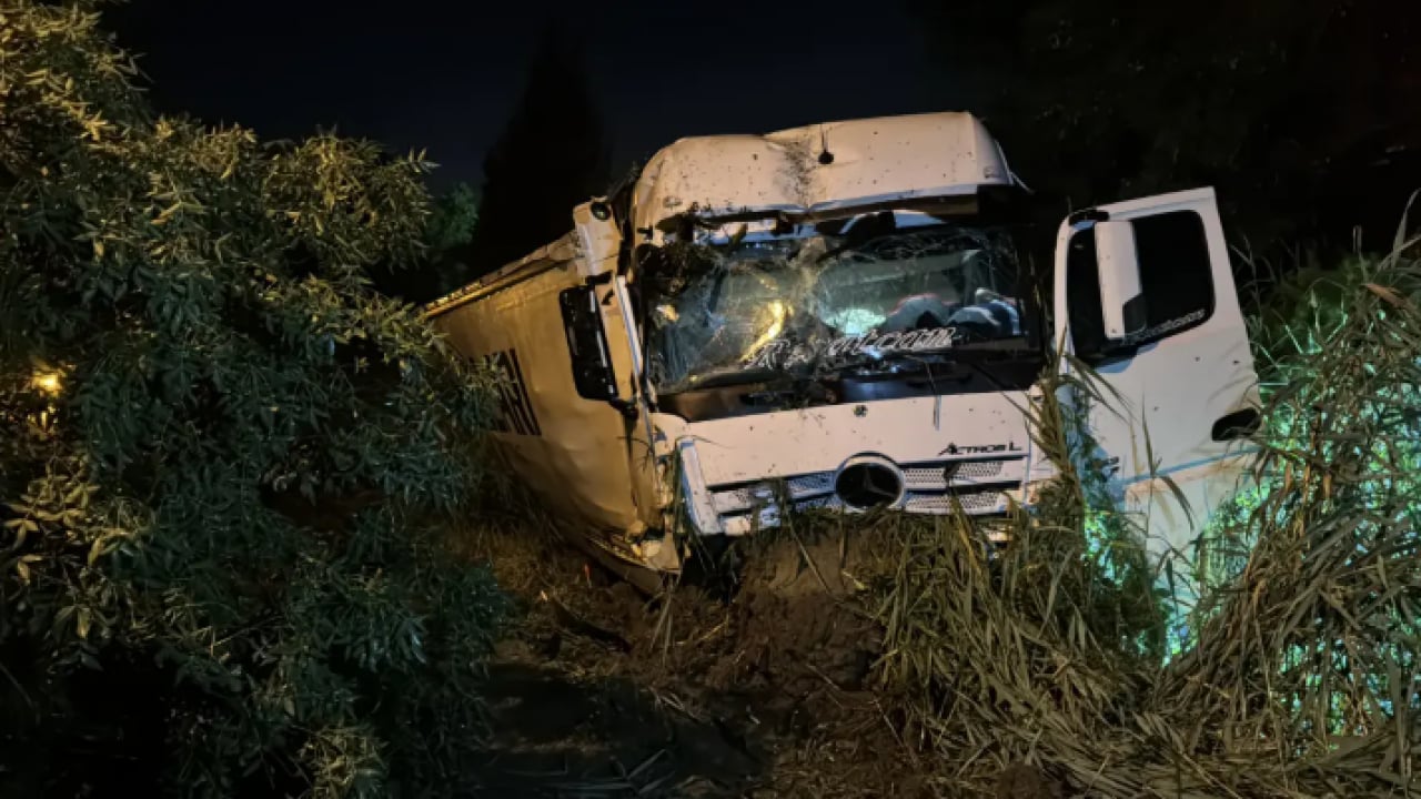 Foto - Kocaeli'de arıza yapan aracı tır biçti: Bir çocuk hayatını kaybetti!