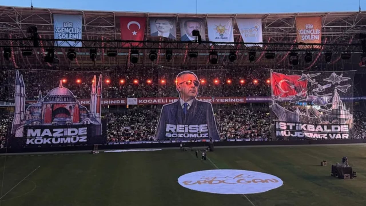Kocaeli’de gençler coştu: ERDOĞAN’a dev koreografi