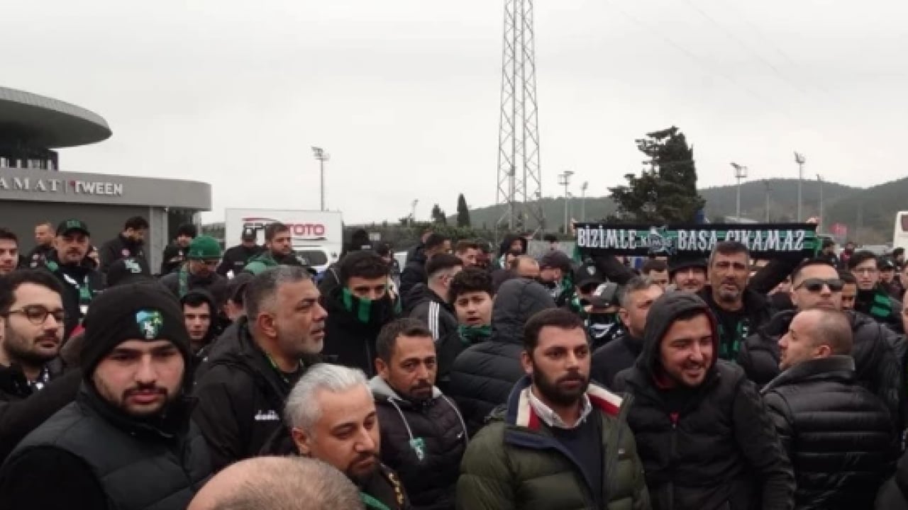 Foto - Kocaelispor taraftarları TFF binasına siyah çelenk bıraktı! O hakem bir daha gelmesin
