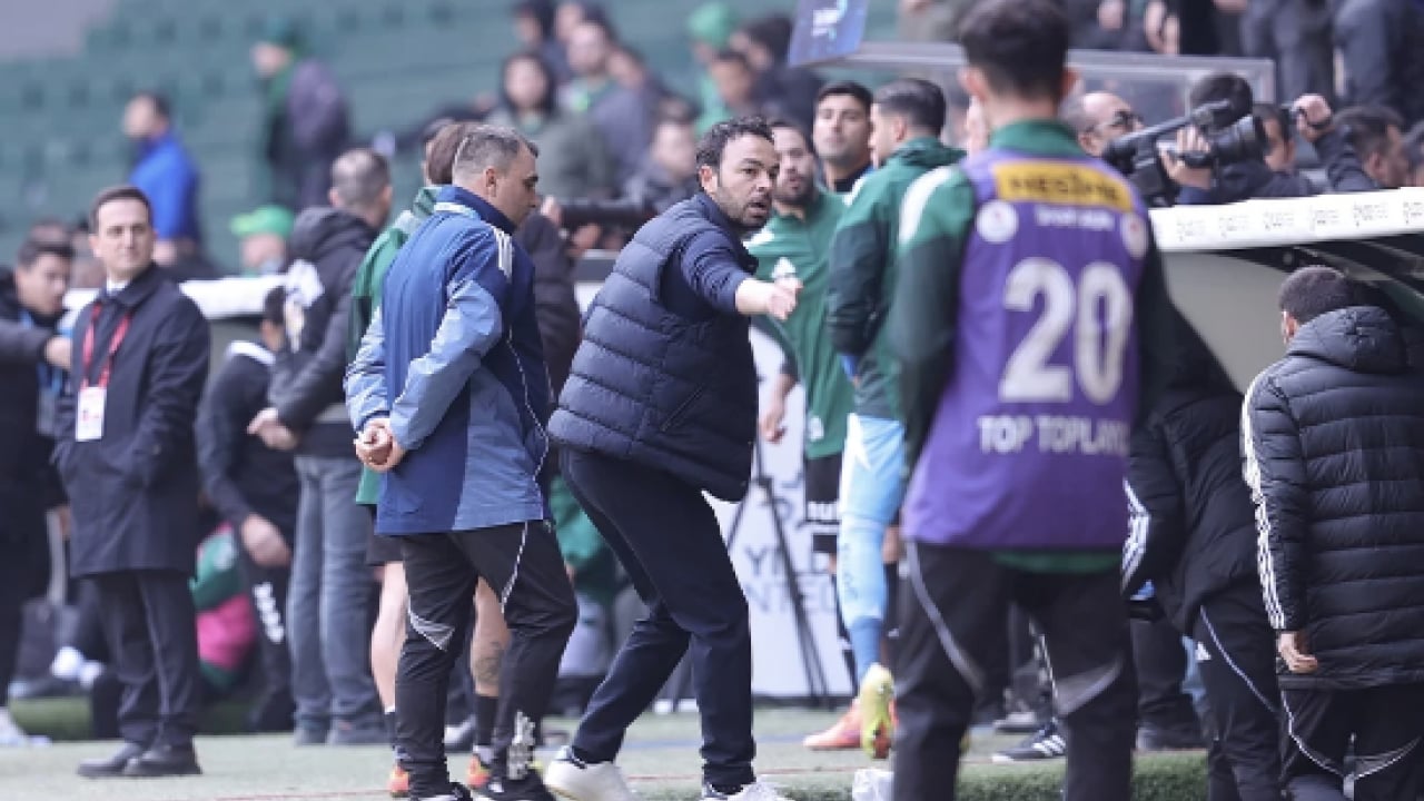 Foto - Kocaelispor taraftarları TFF binasına siyah çelenk bıraktı! O hakem bir daha gelmesin