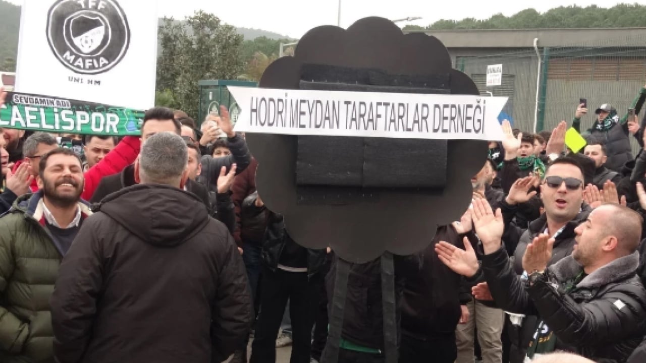 Foto - Kocaelispor taraftarları TFF binasına siyah çelenk bıraktı! O hakem bir daha gelmesin