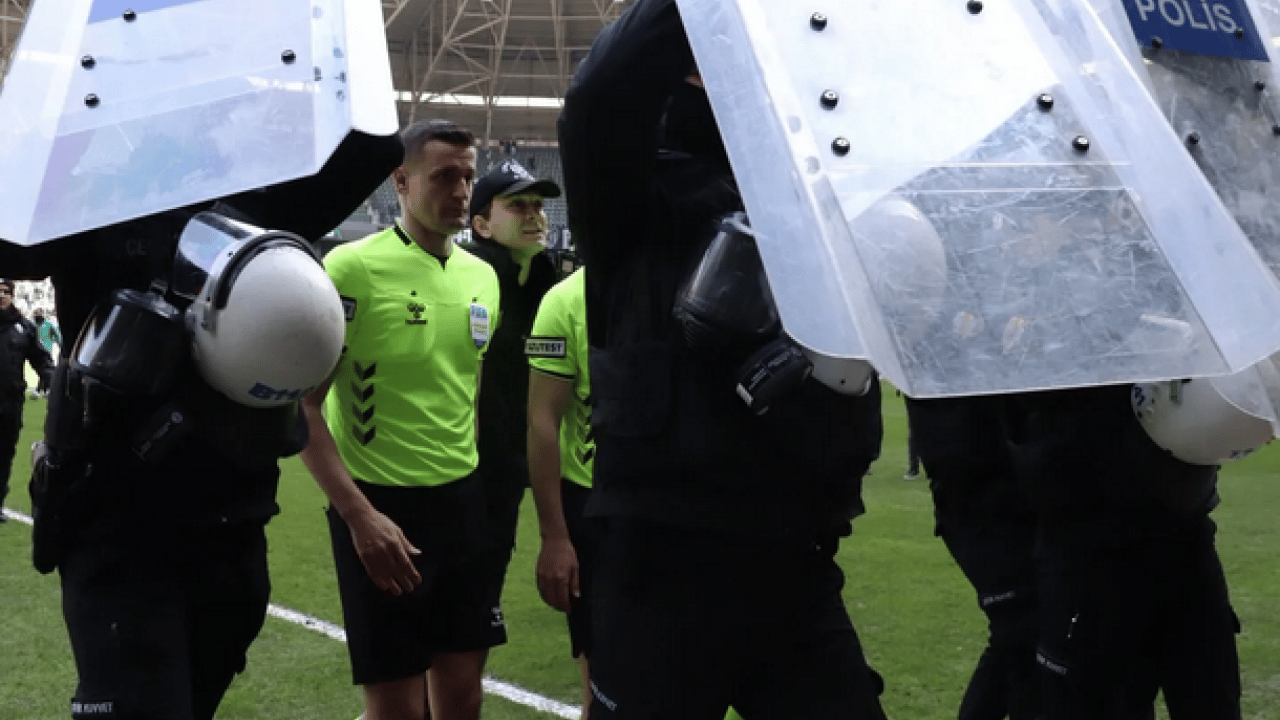 Foto - Kocaelispor taraftarları TFF binasına siyah çelenk bıraktı! O hakem bir daha gelmesin