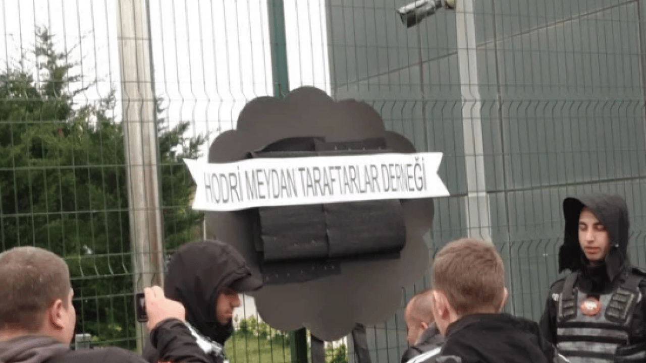 Kocaelispor taraftarları TFF binasına siyah çelenk bıraktı! O hakem bir daha gelmesin