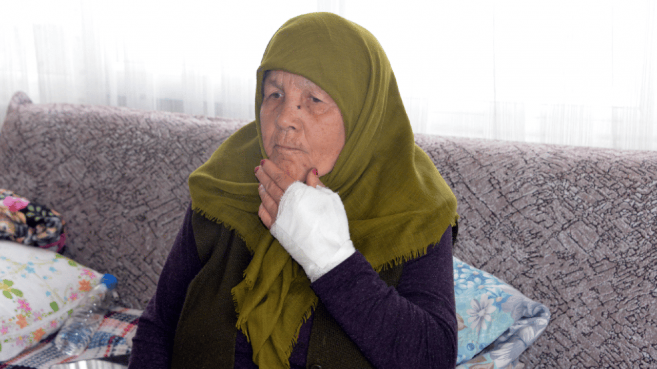 Foto - Komşu değil, canavar! 85 yaşındaki kadının boğazına bıçak dayayıp bileziğini çaldı!