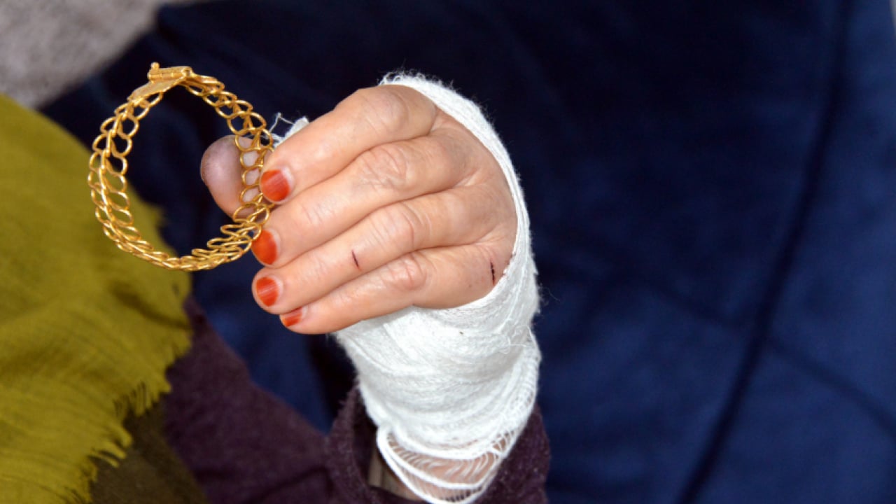 Foto - Komşu değil, canavar! 85 yaşındaki kadının boğazına bıçak dayayıp bileziğini çaldı!