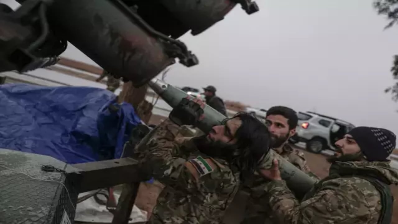 Foto - Komşuda tarihi an! Bitmez sanılan bir devir, bu mermiyle resmen kapandı