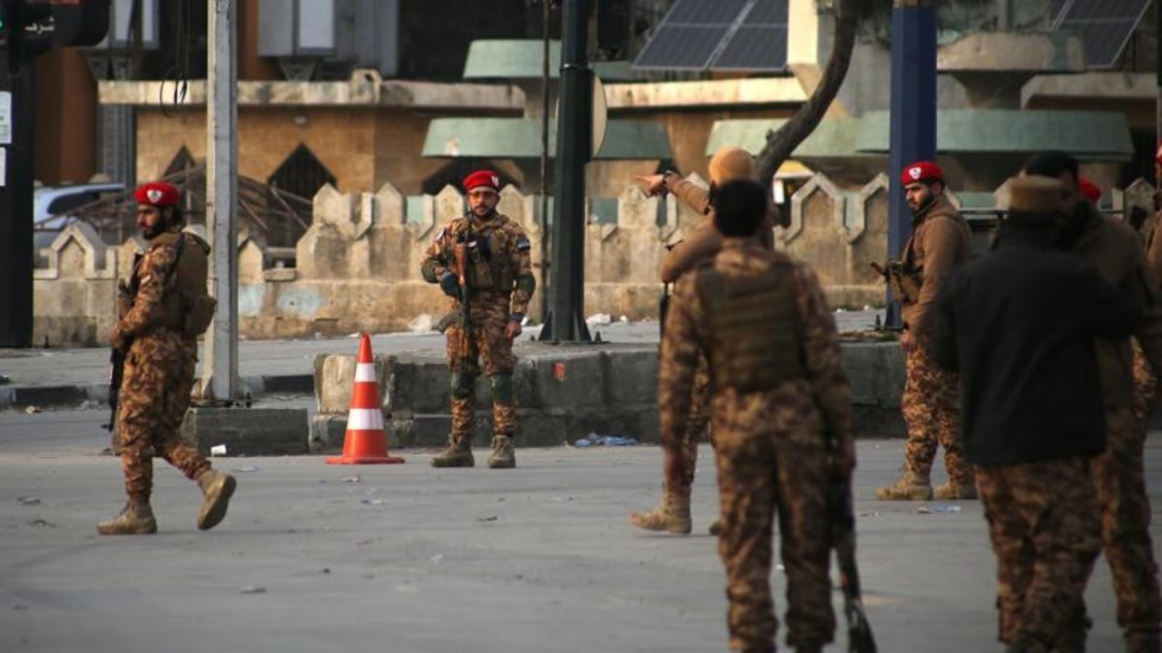 Foto - Komşuda tarihi an! Bitmez sanılan bir devir, bu mermiyle resmen kapandı