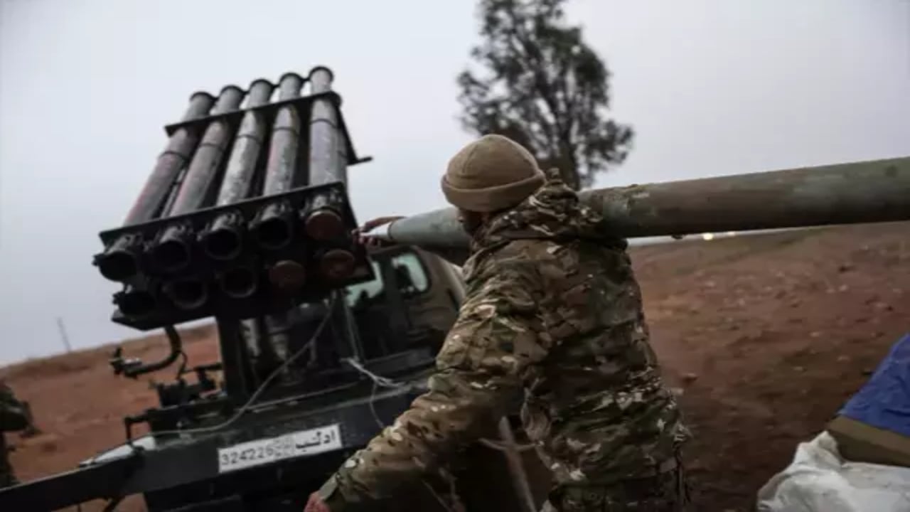 Foto - Komşuda tarihi an! Bitmez sanılan bir devir, bu mermiyle resmen kapandı