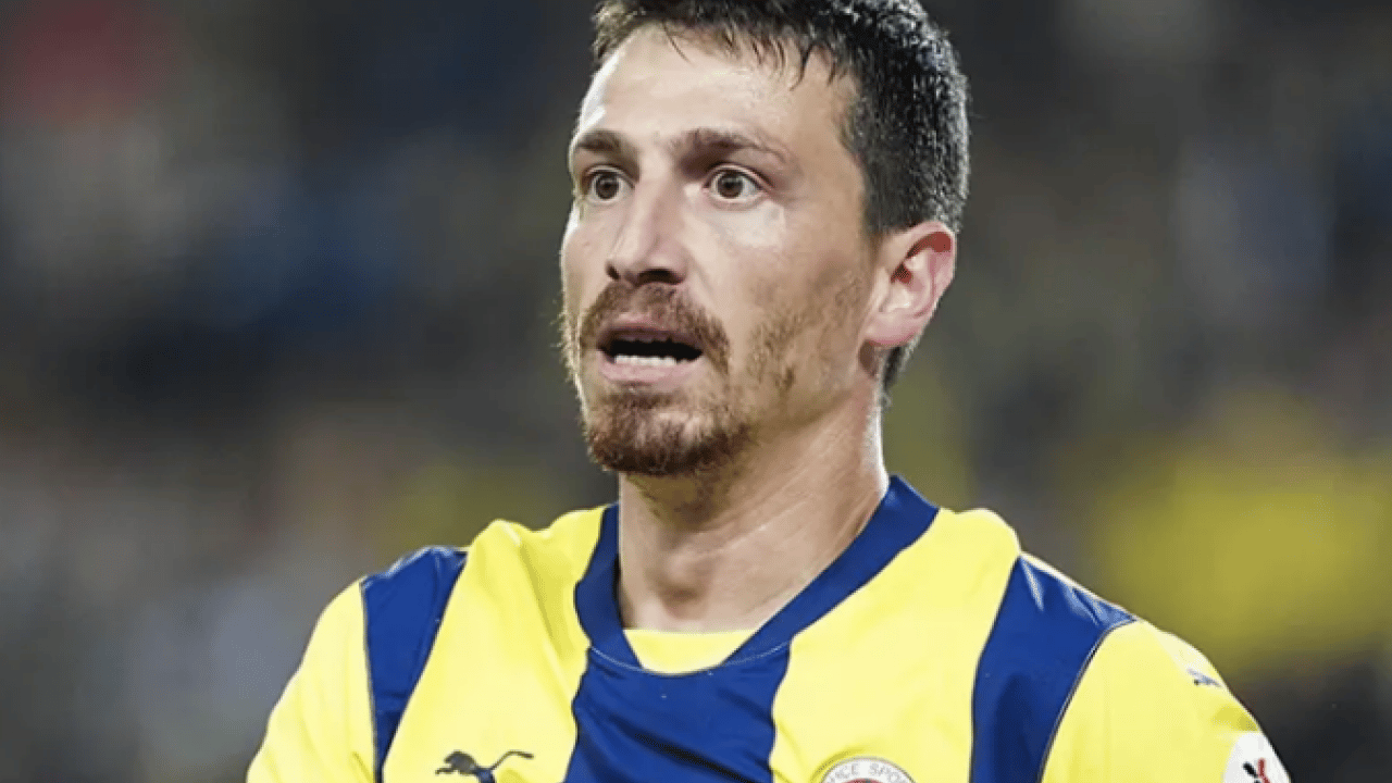 Foto - Komutan sezon sonu yolcu: Mert Hakan futbolu bırakabilir!