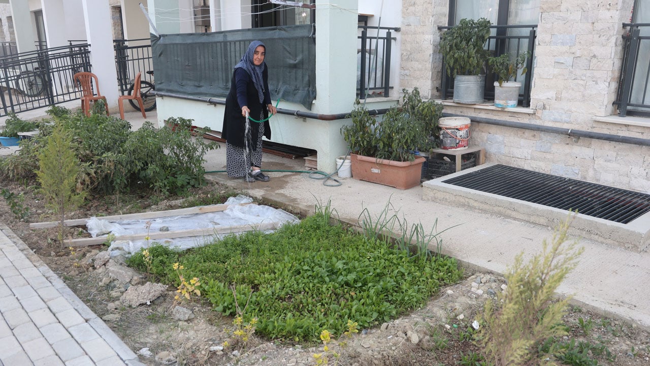 Foto - Konteyner günleri geride kaldı! Depremzede kadın yeni evini ektiği sebzelerle donattı