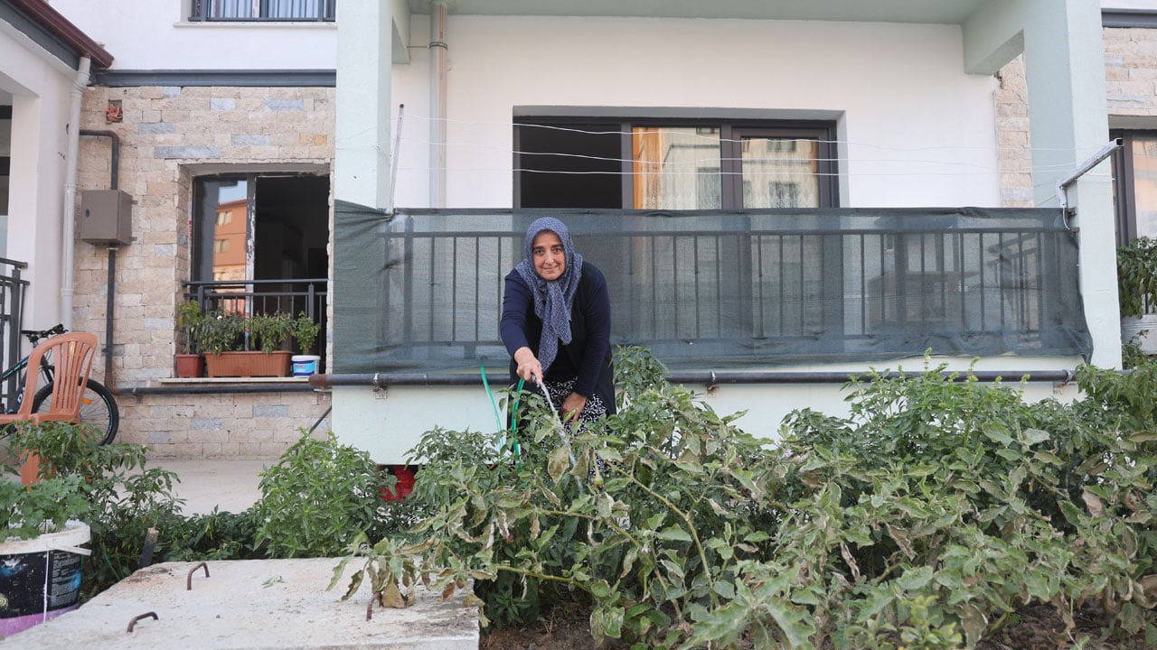 Konteyner günleri geride kaldı! Depremzede kadın yeni evini ektiği sebzelerle donattı