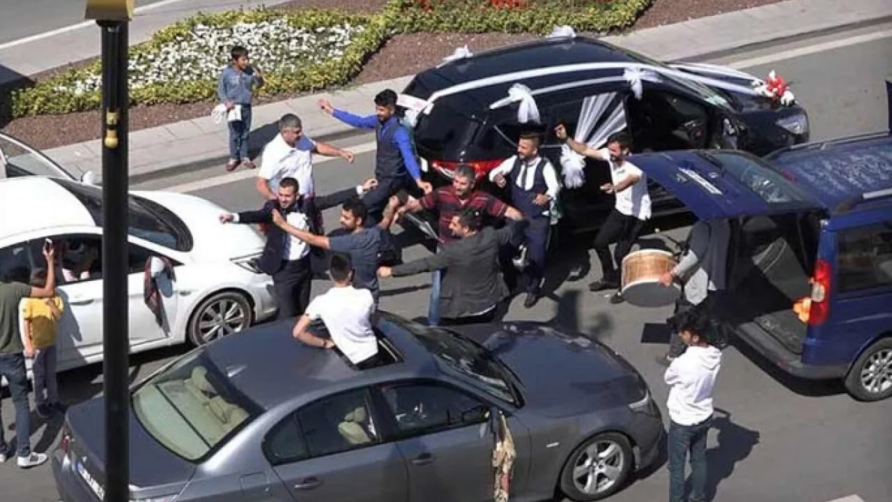 Foto - Konvoy yapan, yol kesen, polisten kaçan yandı: Saygısız sürücülere tarihi ceza yağmuru