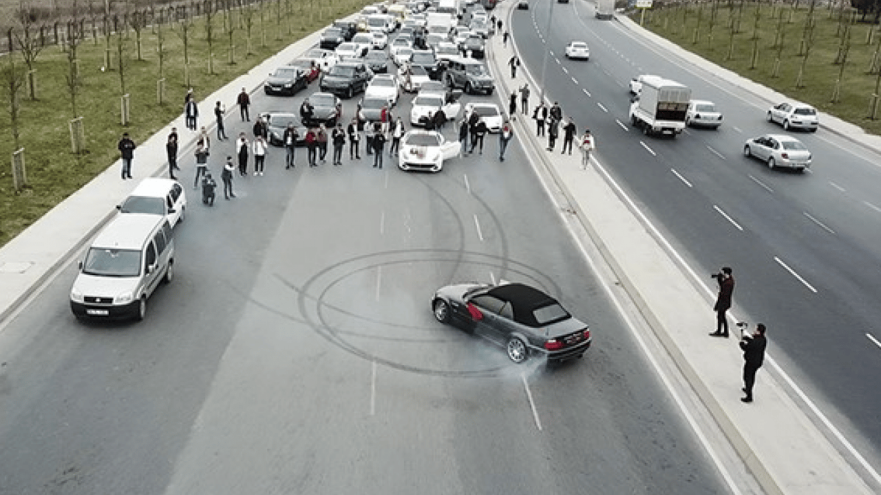 Foto - Konvoy yapan, yol kesen, polisten kaçan yandı: Saygısız sürücülere tarihi ceza yağmuru