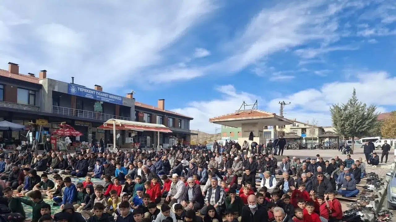 Foto - Konya'da düzenlenen yağmur duasında yüzlerce kişi toplandı! Yüce Allah’a el açıp dua edildi: Yarın yağan yağışlar sevindirecek