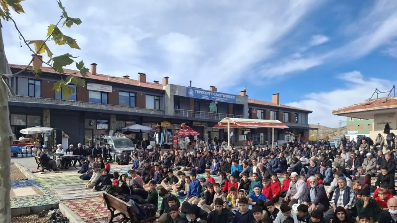 Foto - Konya'da düzenlenen yağmur duasında yüzlerce kişi toplandı! Yüce Allah’a el açıp dua edildi: Yarın yağan yağışlar sevindirecek