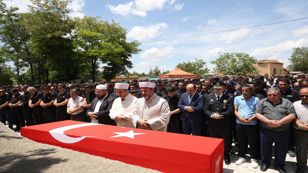 Konya'da fabrika yangınında şehit düşen kahraman itfaiyeci dualarla son yolculuğuna uğurlandı!