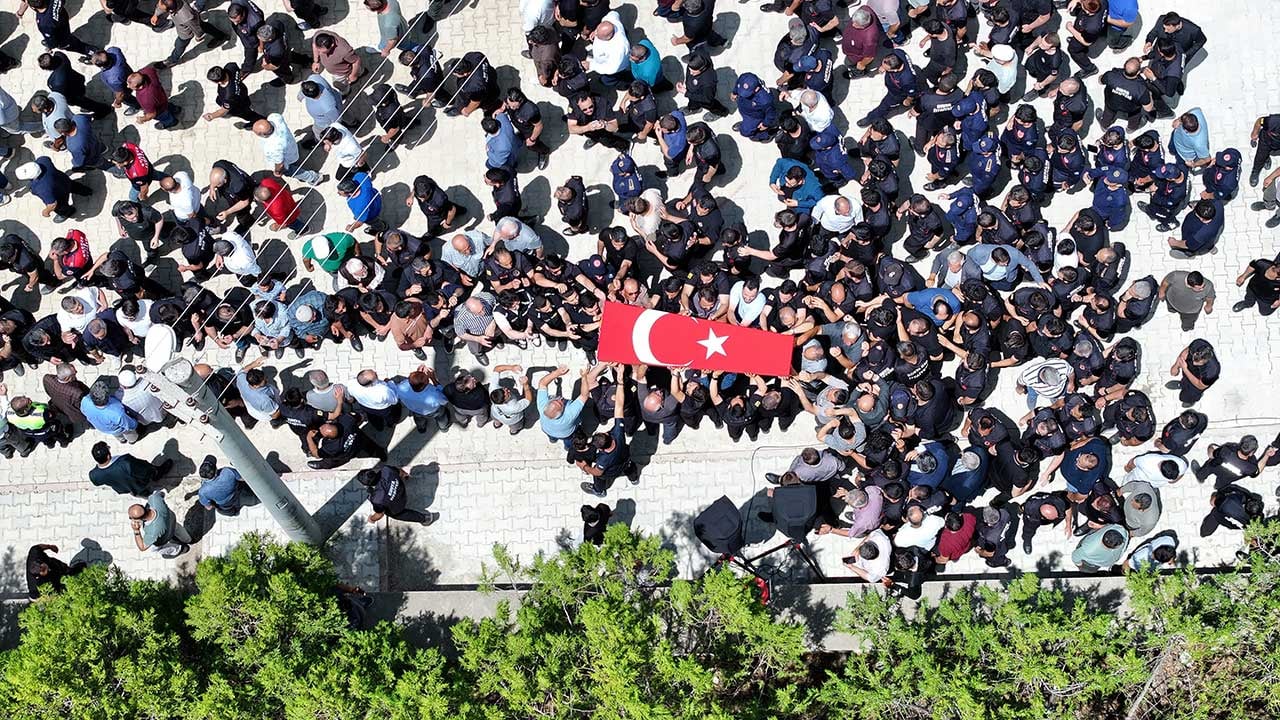 Foto - Konya'da fabrika yangınında şehit düşen kahraman itfaiyeci dualarla son yolculuğuna uğurlandı!