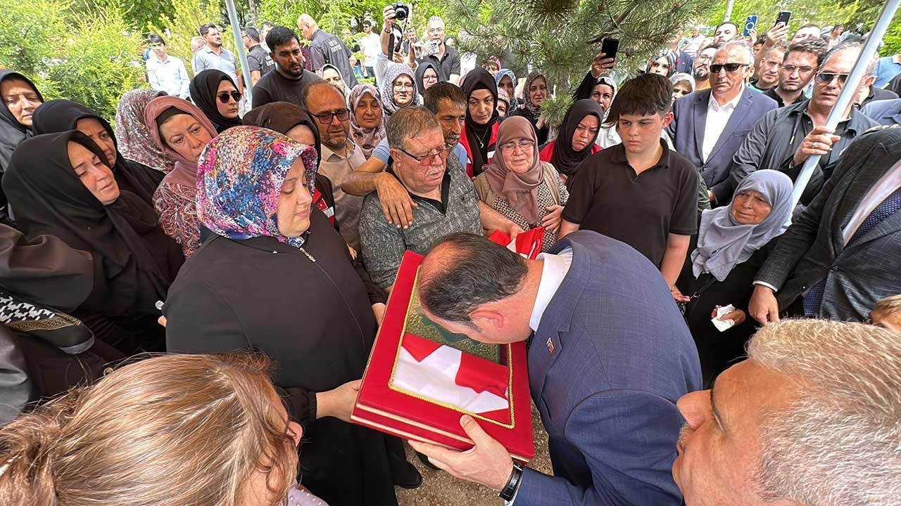 Foto - Konya'da fabrika yangınında şehit düşen kahraman itfaiyeci dualarla son yolculuğuna uğurlandı!