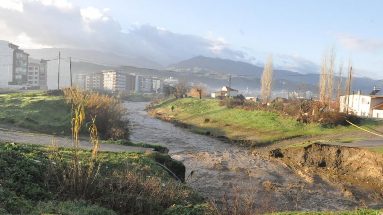 Foto - Köprü yıkıldı, nehir taştı, yollar kapandı
