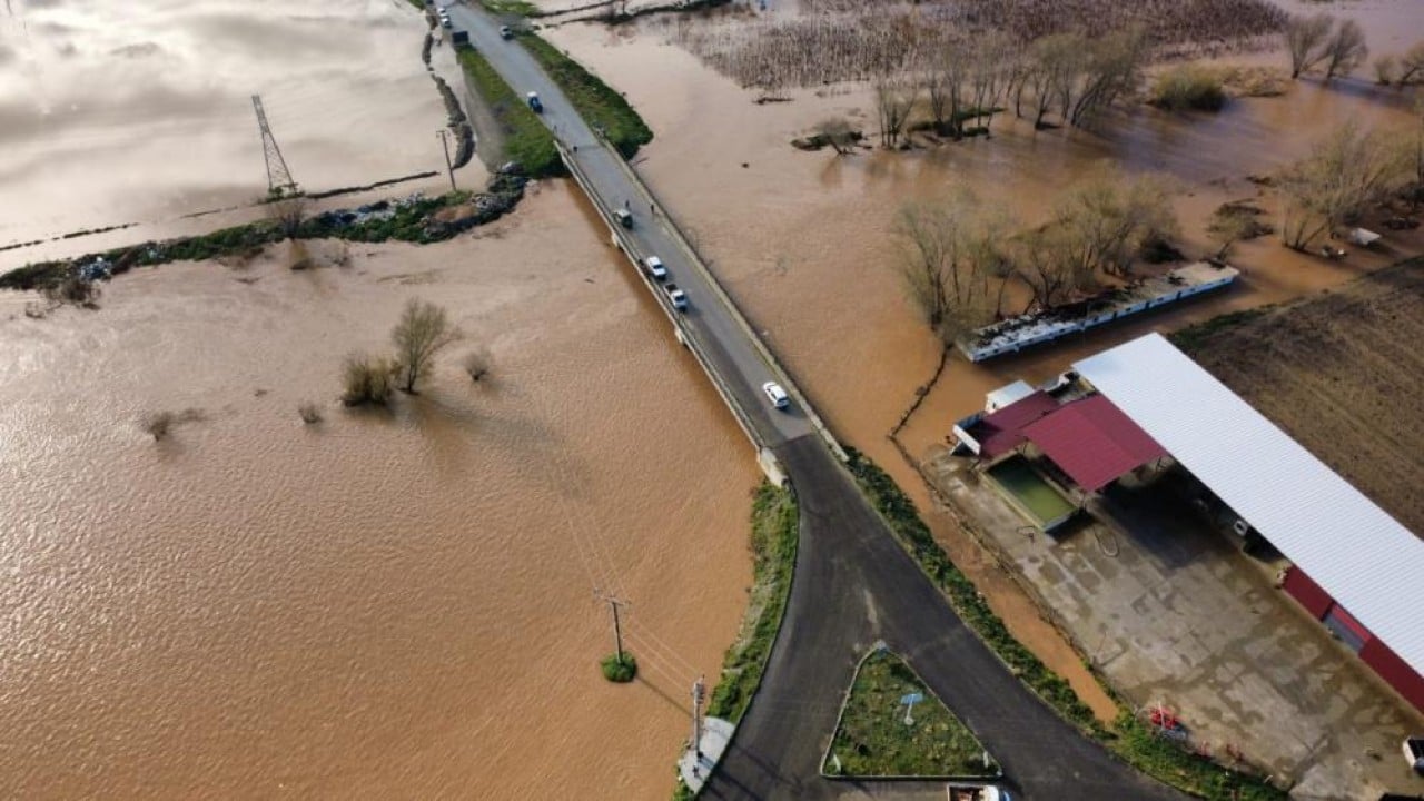 Foto - Köprü yıkıldı, nehir taştı, yollar kapandı