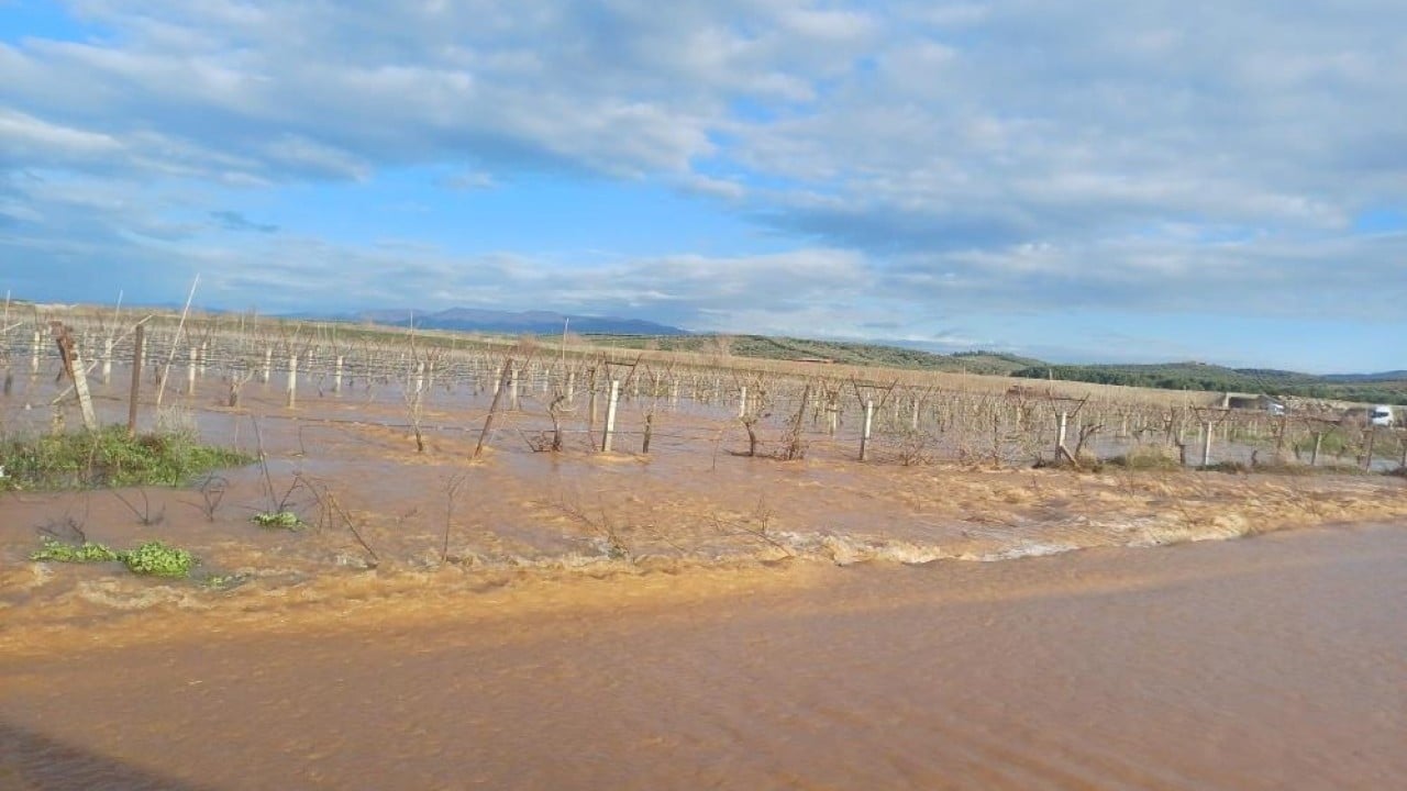 Köprü yıkıldı, nehir taştı, yollar kapandı