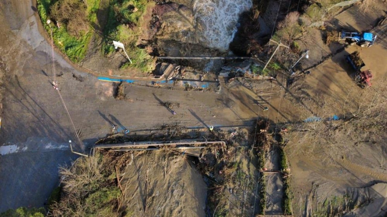 Foto - Köprü yıkıldı, nehir taştı, yollar kapandı