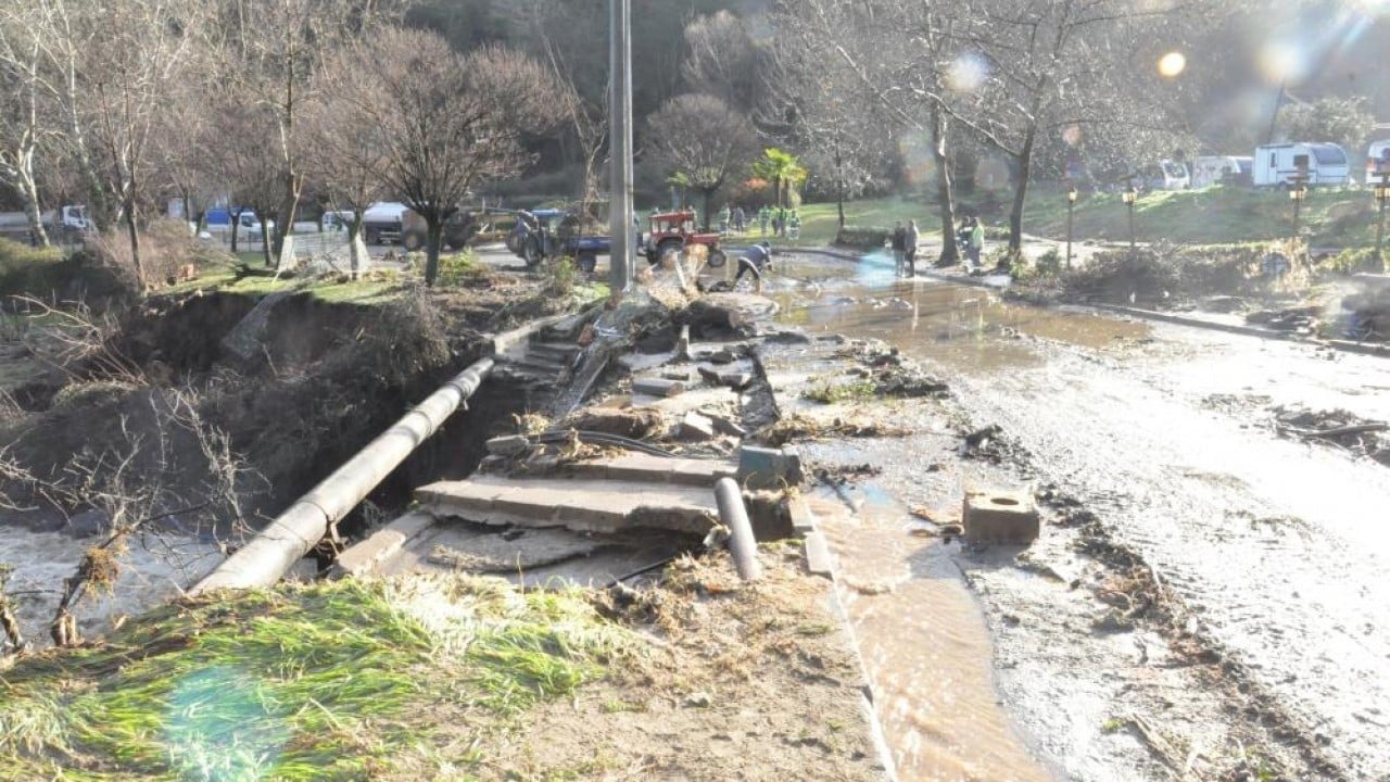 Foto - Köprü yıkıldı, nehir taştı, yollar kapandı