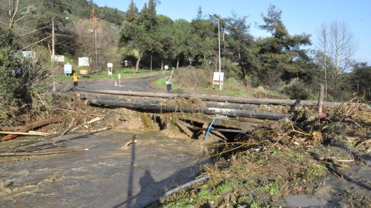 Foto - Köprü yıkıldı, nehir taştı, yollar kapandı