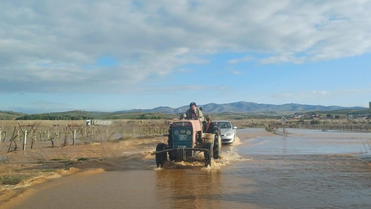 Foto - Köprü yıkıldı, nehir taştı, yollar kapandı