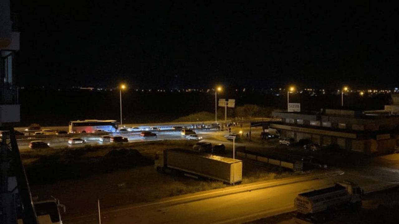 Foto - Köprülü kavşağı kapatan kaza: Zil zurna olan ayyaşlar mağdur olan vatandaşlar!
