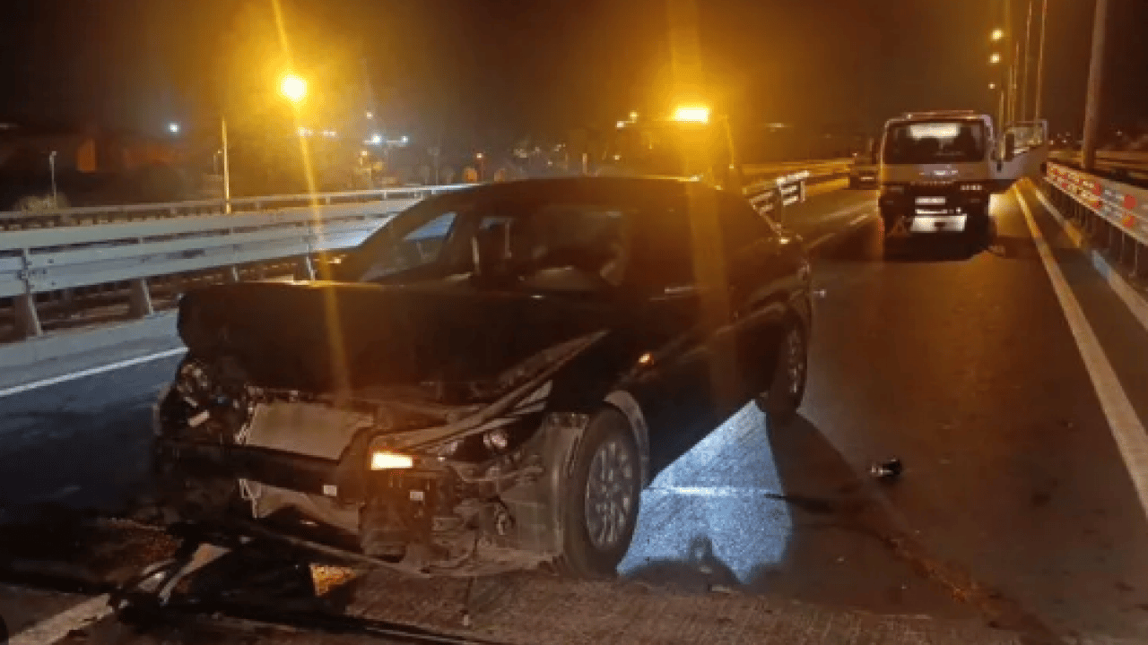 Foto - Köprülü kavşağı kapatan kaza: Zil zurna olan ayyaşlar mağdur olan vatandaşlar!