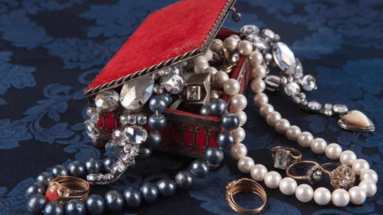 Foto - Kördüğüm olmuş kolyeleri sakın çekiştirmeyin! Üzerine sadece bir miktar onu serpin ve işi bitirin!