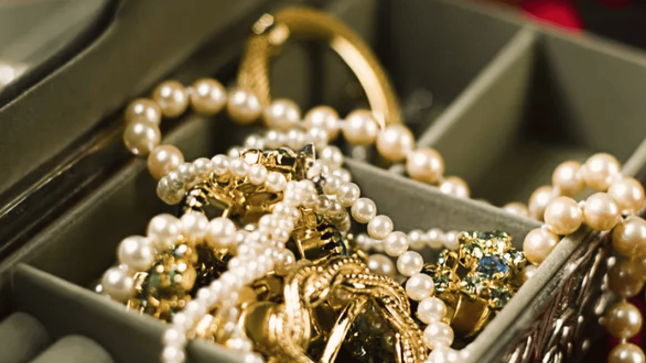 Kördüğüm olmuş kolyeleri sakın çekiştirmeyin! Üzerine sadece bir miktar onu serpin ve işi bitirin!