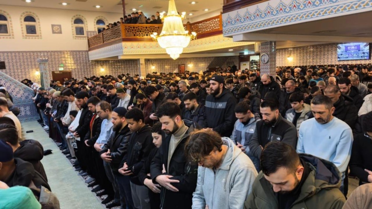 Foto - Korkma Uğur Dündar burası Türkiye değil! Yüzlerce gençten sabah namazı coşkusu