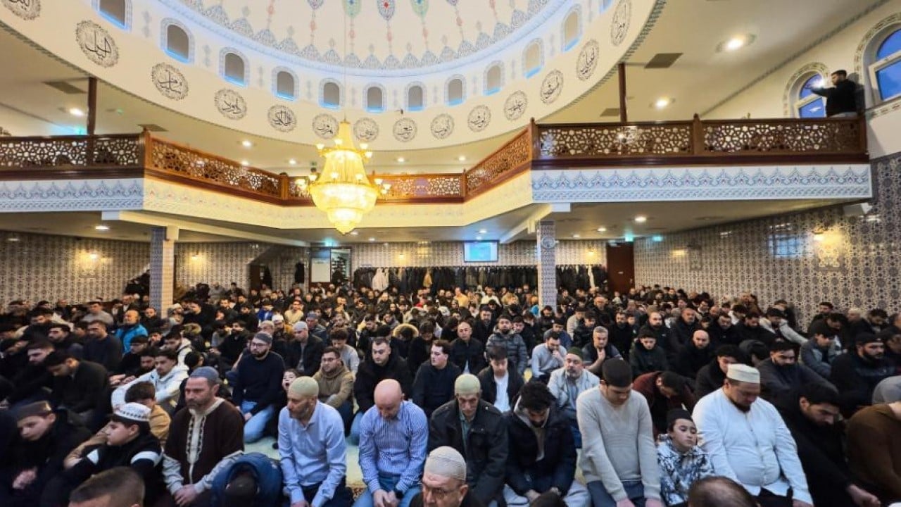 Foto - Korkma Uğur Dündar burası Türkiye değil! Yüzlerce gençten sabah namazı coşkusu