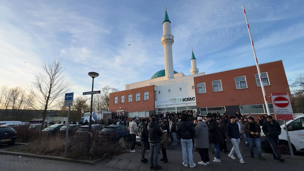Foto - Korkma Uğur Dündar burası Türkiye değil! Yüzlerce gençten sabah namazı coşkusu