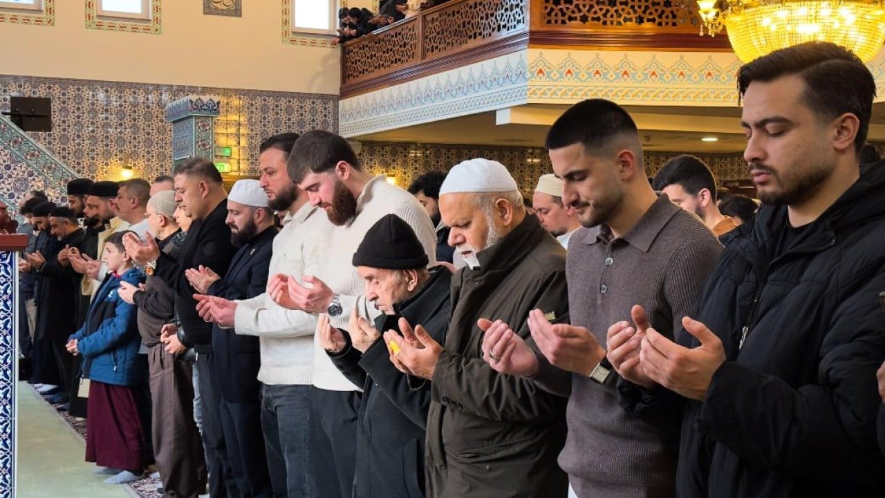 Foto - Korkma Uğur Dündar burası Türkiye değil! Yüzlerce gençten sabah namazı coşkusu