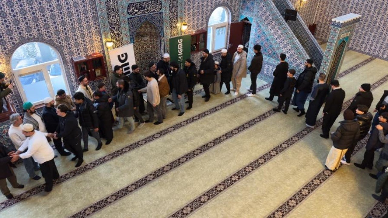 Foto - Korkma Uğur Dündar burası Türkiye değil! Yüzlerce gençten sabah namazı coşkusu