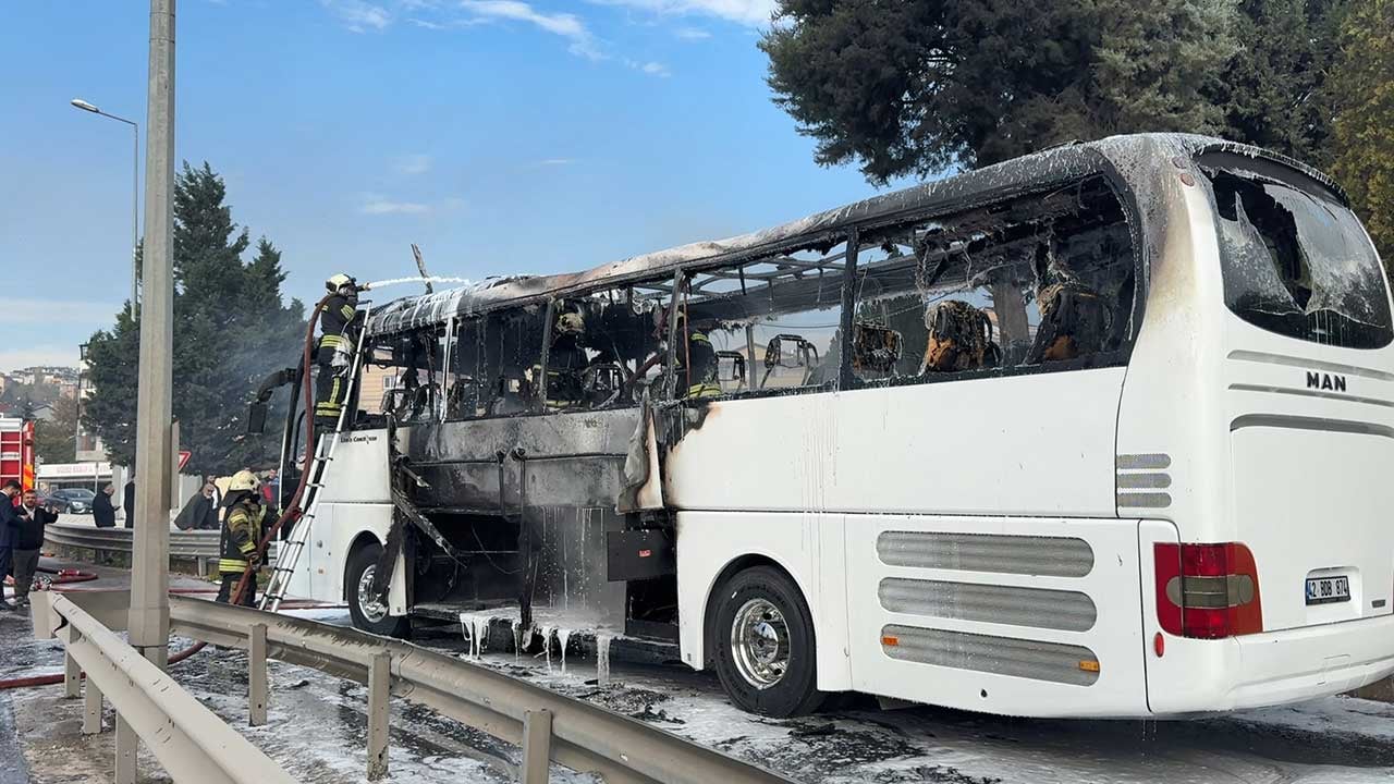 Foto - Korku dolu anlar! Yolcu otobüsü alev aldı