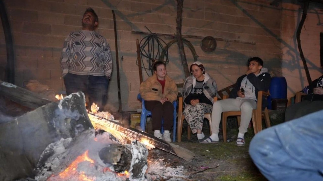 Foto - Korkudan evlerine giremediler Sokaklarda sabahladılar