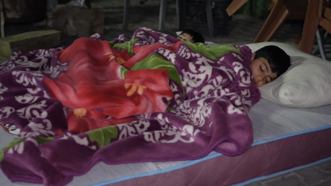 Foto - Korkudan evlerine giremediler Sokaklarda sabahladılar