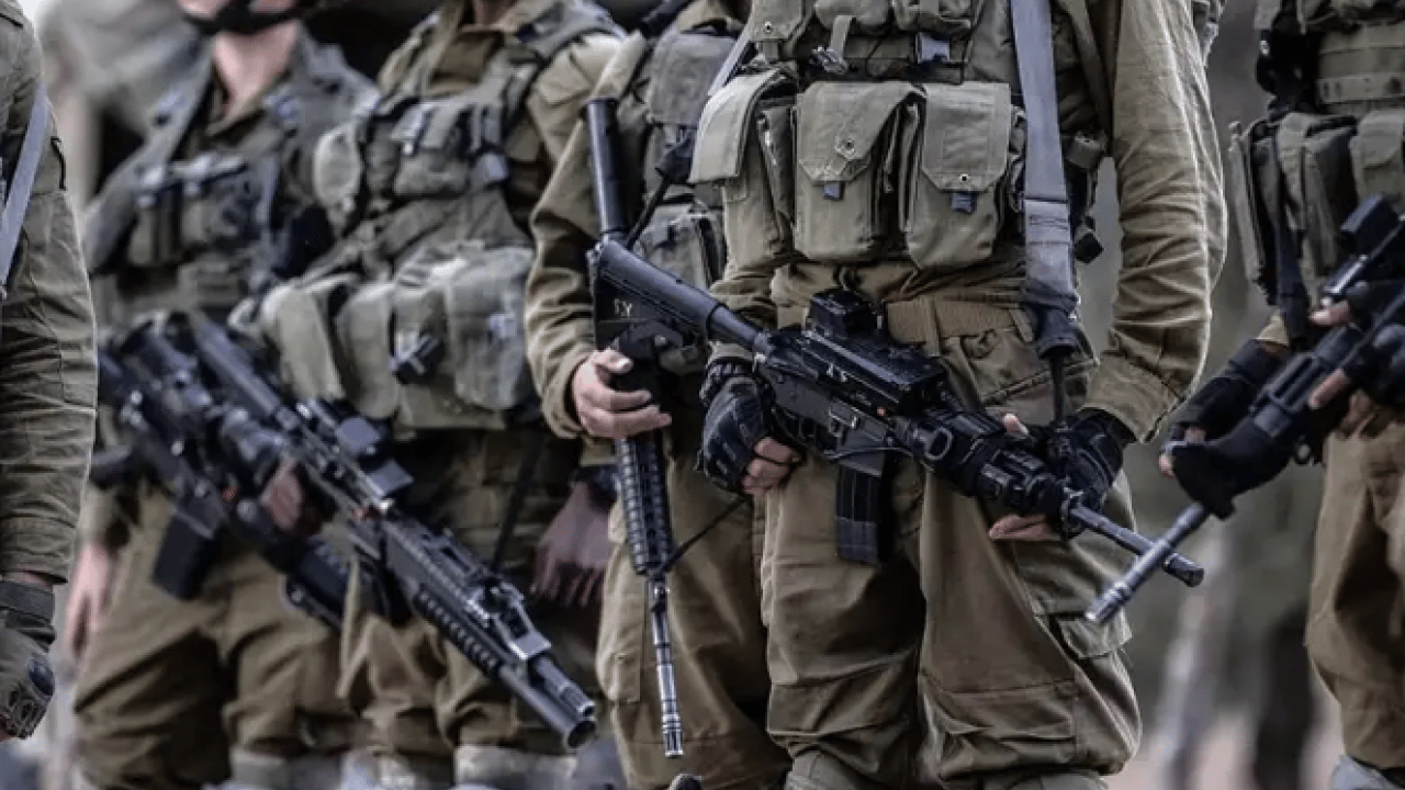 Foto - Korkudan ne yapacaklarını şaşırdılar: Sen subaysın İphone kullan!