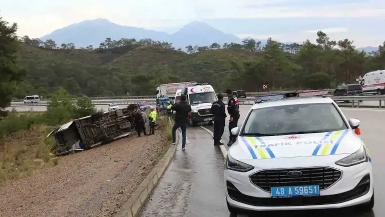 Foto - Korkutan kaza: Fethiye’de yolcu minibüsü devrildi! Çok sayıda yaralı var