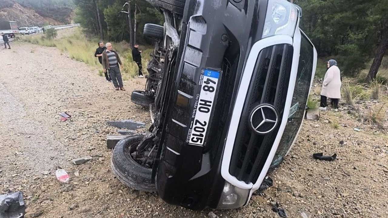 Foto - Korkutan kaza: Fethiye’de yolcu minibüsü devrildi! Çok sayıda yaralı var